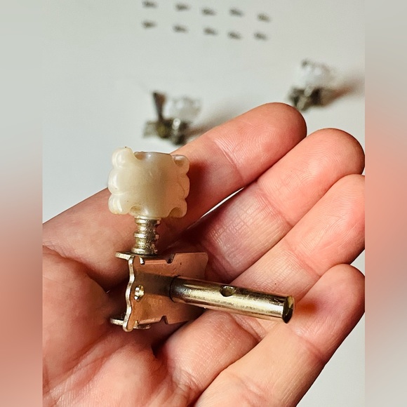 Set of 6 Guitar Tuning Pegs /Tuners, 10 little screws & a jar for the screws - Picture 6 of 6